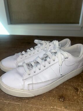 Nike retro Classic Low-Top Leather Sneakers in white